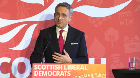 Alex Cole-Hamilton a' bruidhinn aig co-labhairt Lib Deamaich na h-Alba