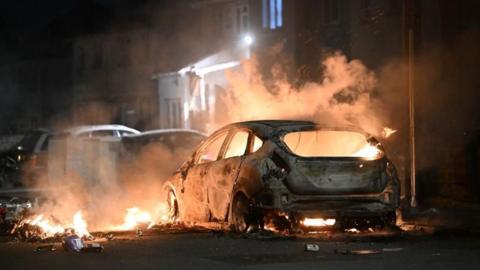 Car ar dân yn ystod terfysg Trelái yn 2023