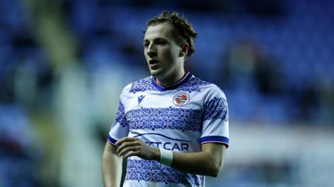 Reading midfielder Charlie Savage looking to his right