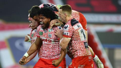 Leigh celebrate Alec Tuitavake's try