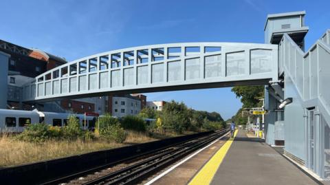 The footbridge connecting the platforms at Walton-on-Thames station