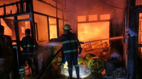 ရန်ကုန်၊ မှန်ဘီလူးစက်ရုံမီးလောင်မှု သုံး နာရီကျော်ကြာ မီးငြှိမ်းသတ်ခဲ့ရ