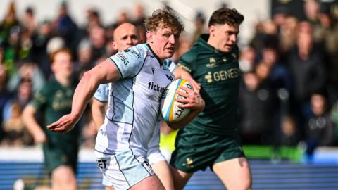 Jac Morgan on the run for Ospreys