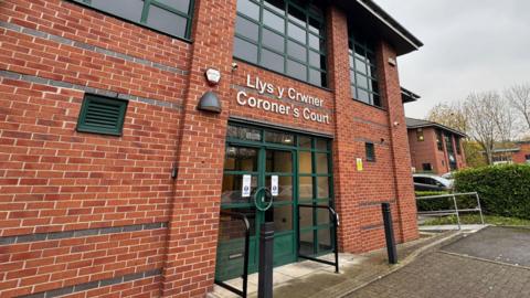 Llun o Llys y Crwner Casnewydd