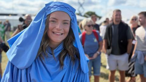 Lili Jones yn ei gwisg glas wedi iddi gael ei hurddo