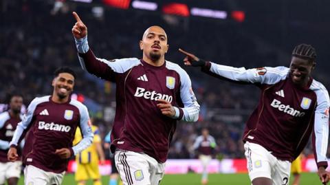 Donyell Malen celebrates scoring his goal
