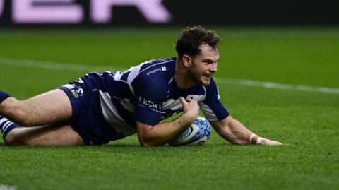 Jack Bates scoring a try