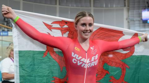 Emma Finucane with the Welsh flag