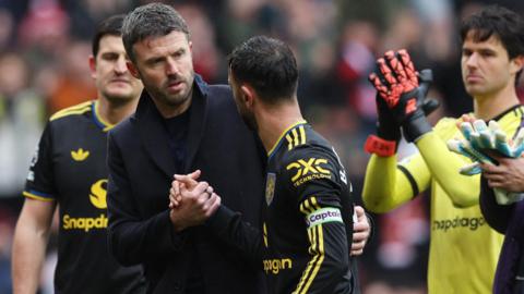 Michael Carrick shakes Bruno Fernandes' hand