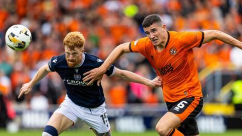 Dundee's Simon Murray and Dundee United's Ross Graham in action