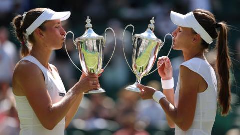 Elise Mertens and Veronika Kudermetova with the Wimbledon women's doubles trophy