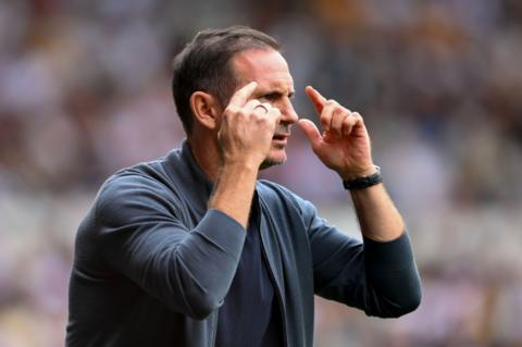 Frank Lampard points to his head with his fingers