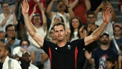 Andy Murray waves to the crowd at Roland Garros