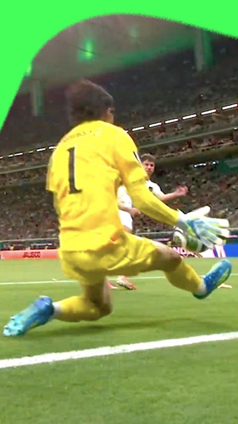 Kim Seung-gyu makes a great save