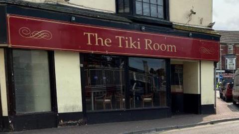Fe  ddigwyddodd yr ymosodiad y tu allan i The Tiki Room am oddeutu 03:10