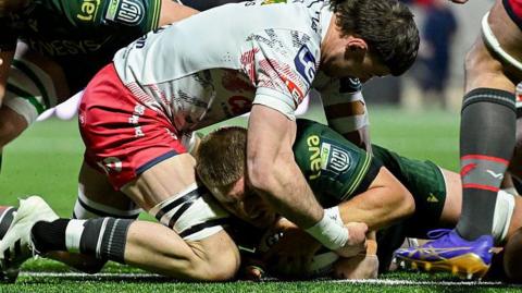 Sean Jansen scores for Connacht against Scarlets
