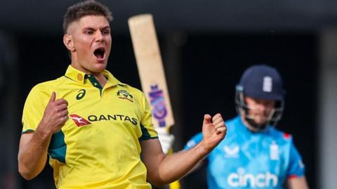 Aaron Hardie celebrates wicket of Ben Duckett