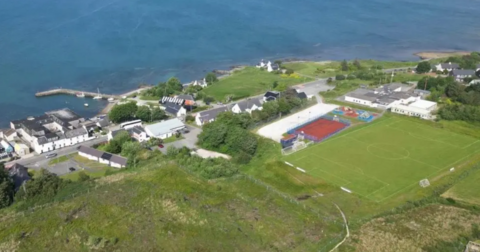 Dealbh bhon adhair air meadhan an Àth Leathainn agus pàirc a' bhuill-choise agus an sgoil 