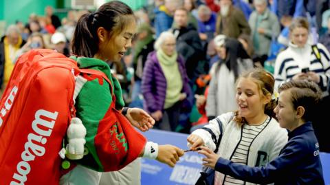 Mimi Xu signs autographs for young fans at the Wrexham Open
