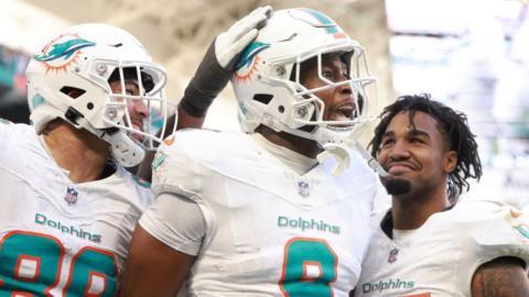 Jonnu Smith celebrates scoring a game-winning touchdown for the Miami Dolphins