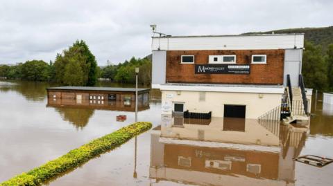 Clwb Golff Mond Valley yng Nghlydach ger Abertawe