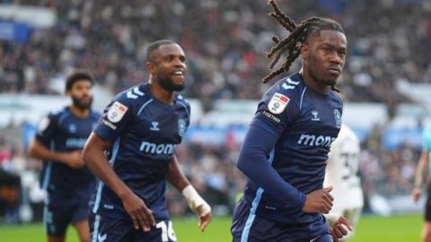 Coventry City's Brandon Thomas-Asante (centre) celebrates scoring