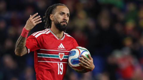 Sorba Thomas celebrates