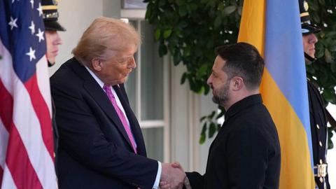 Donald Trump shakes Volydmyr Zelensky's hand