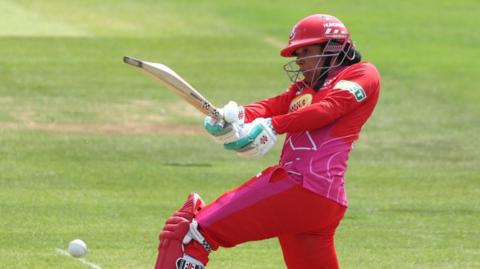 Welsh Fire's Sophia Dunkley batting