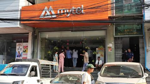 စစ်ကော်မရှင်က IMEI မှတ်ပုံတင်ခိုင်းတဲ့ နောက်ဆုံးရက်မှာ ဖုန်းဆင်းကတ်နဲ့ အရောင်းဆိုင်တွေမှာ တန်းစီသူတွေများ