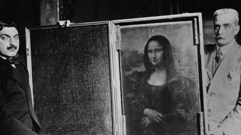 PARIS - 1914: Two men carry the painting of the Mona Lisa back to the Louvre circa 1914 in Paris, France. Vincenzo Peruggia perpetrated what has been described as the greatest art theft of the 20th century. (Photo by Roger-Viollet/Getty Images)