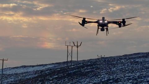 Dròn san adhar mar phàirt den obair an loidhne-dhealain eadar na Hearadh is Leòdhas ùrachadh