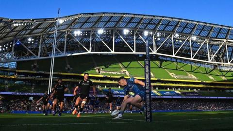 Jimmy O'Brien scores a try