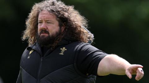 Adam Jones pointing in training
