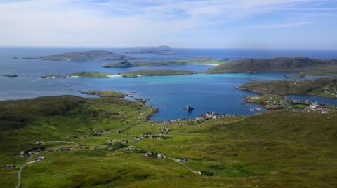 Bàgh a' Chaisteil le Bhatarsaigh agus na h-eileanan aig deas bhon adhar