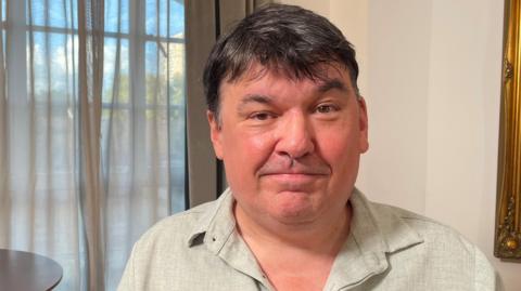 Graham Linehan in a light-coloured shirt