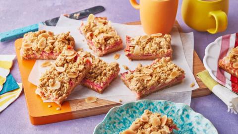 Rhubarb custard crumble