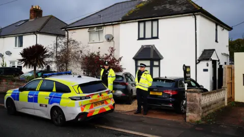 Mae cerbydau'r heddlu yn parhau yn Rogiet fore Llun