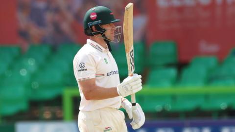 Logan van Beek batting against Glamorgan