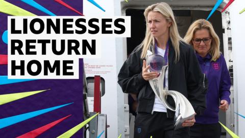 Leah Williamson and Sarina Wiegman leaving the plane with the trophy.