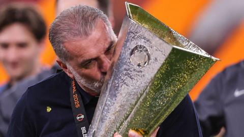 Ange Postecoglou kissing the Europa League trophy