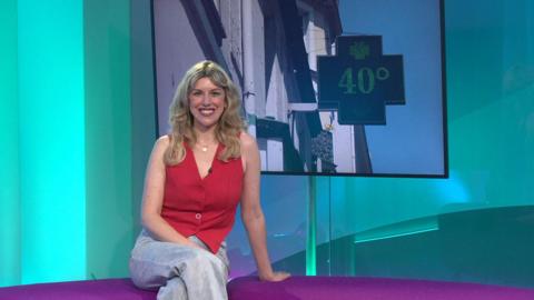 Jenny in the studio with a temperature of 40 degrees in the screen