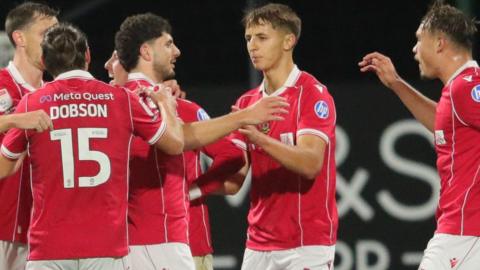 Wrexham players celebrate Nathan broadhead's goal