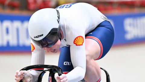 Emma Finucane hunched over her handlebars in a sprint