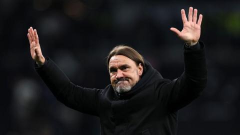 Daniel Farke holds his arms outstretched