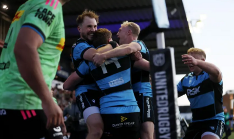 Chwaraewyr Caerdydd yn dathlu trechu'r Stormers ym Mharc yr Arfau