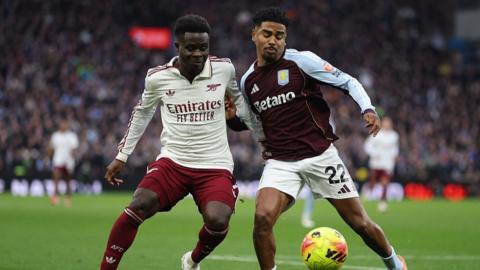 Bukayo Saka and Ian Maatsen compete for the ball