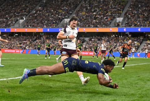 Semi Valemei scores a try