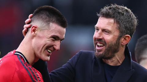 Michael Carrick jokes with striker Benjamin Sesko after the win against Fulham