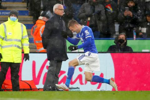 Jamie Vardy celebrates in front of Claudio Ranieri